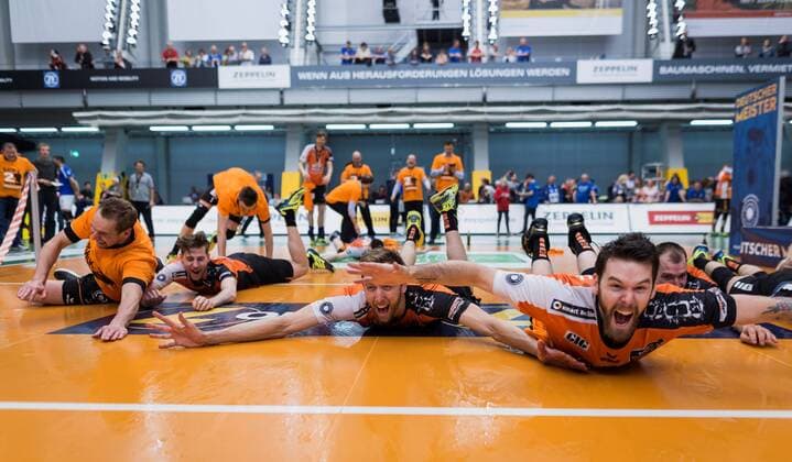 Friedrichshafen, Deutschland, 07.05.2017: Volleyball Bundesliga Saison 2016 2017 Playoff Finale Spiel 3 - VfB Friedrichshafen - Berlin Recycling Volleys. Die BR Volleys sind Deutscher Meister 2017. Sebastian Kühner Kuehner (BR Volleys 10), Paul Carroll (BR Volleys 12), Steven Marshall (BR Volleys 2) und Wouter ter Maat (BR Volleys 16) rutschen auf dem Bier-Boden.