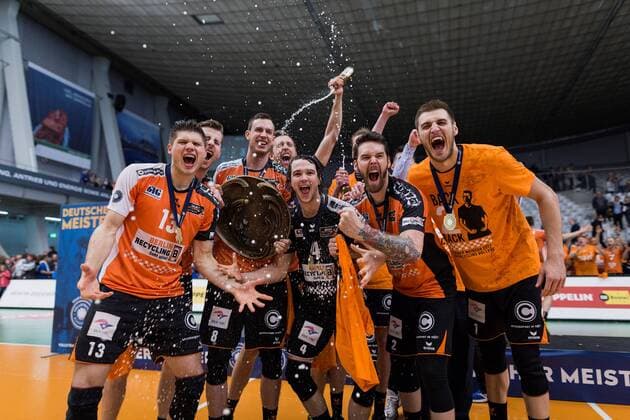 Friedrichshafen, Deutschland, 07.05.2017: Volleyball Bundesliga Saison 2016 2017 Playoff Finale Spiel 3 - VfB Friedrichshafen - Berlin Recycling Volleys. Die BR Volleys sind Deutscher Meister 2017. Jubel Ruben Schott (BR Volleys 13), Egor Bogachev (BR Volleys 17), Graham Vigrass (BR Volleys 8), Paul Carroll (BR Volleys 12), Luke Perry (BR Volleys 4), Sebastian Kühner Kuehner (BR Volleys 10), Steven Marshall (BR Volleys 2), Aleksandar Okolic (BR Volleys 1)