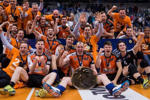 Friedrichshafen, Deutschland, 07.05.2017: Volleyball Bundesliga Saison 2016 2017 Playoff Finale Spiel 3 - VfB Friedrichshafen - Berlin Recycling Volleys. Die BR Volleys sind Deutscher Meister 2017. Siegerfoto, mit Schale Felix Fischer (BR Volleys 6)
