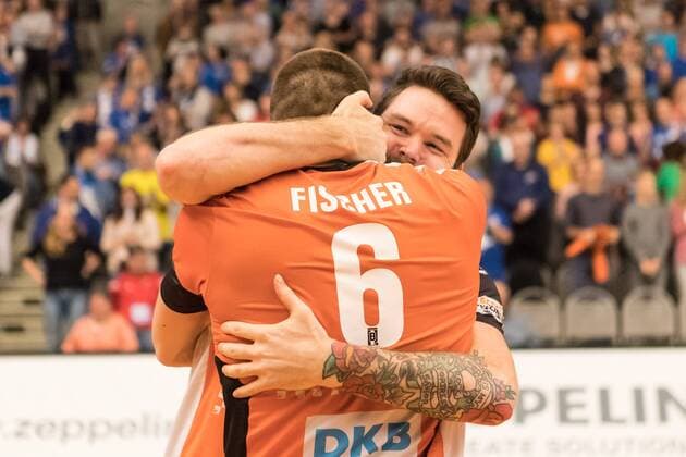 Volleyball Bundesliga: VfB Friedrichshafen - Berlin Recycling Volleys - Spiel 3, 07.05.2017 Steven Marshall (Berlin Recycling Volleys, 2) und Felix Fischer (Berlin Recycling Volleys, 6) nach dem Meisterschaftspunkt. Volleyball Bundesliga: VfB Friedrichshafen - Berlin Recycling Volleys - Spiel 3 am 07.05.2017 in Friedrichshafen, ZF Arena, Deutschland xUSx