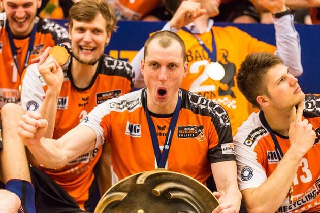 Bilder des Tages - SPORT Volleyball Bundesliga: VfB Friedrichshafen - Berlin Recycling Volleys - Spiel 3, 07.05.2017 Felix Fischer (Berlin Recycling Volleys, 6) mit der Meisterschale. Volleyball Bundesliga: VfB Friedrichshafen - Berlin Recycling Volleys - Spiel 3 am 07.05.2017 in Friedrichshafen, ZF Arena, Deutschland xUSx