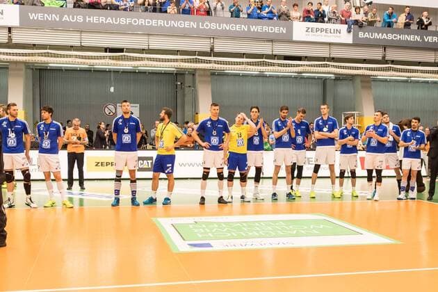 Volleyball Bundesliga: VfB Friedrichshafen - Berlin Recycling Volleys - Spiel 3, 07.05.2017 Enttäuschter VfB Friedrichshafen mit der Silbermedaille; Volleyball Bundesliga: VfB Friedrichshafen - Berlin Recycling Volleys - Spiel 3 am 07.05.2017 in Friedrichshafen, ZF Arena, Deutschland xUSx
