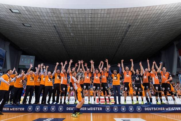 Bilder des Tages - SPORT Friedrichshafen, Deutschland, 07.05.2017: Volleyball Bundesliga Saison 2016 2017 Playoff Finale Spiel 3 - VfB Friedrichshafen - Berlin Recycling Volleys. Die BR Volleys sind Deutscher Meister 2017. Mit Schale Robert Kromm (BR Volleys 3)