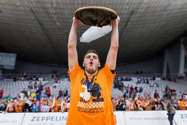 Friedrichshafen, Deutschland, 07.05.2017: Volleyball Bundesliga Saison 2016 2017 Playoff Finale Spiel 3 - VfB Friedrichshafen - Berlin Recycling Volleys. Die BR Volleys sind Deutscher Meister 2017. Aleksandar Okolic (BR Volleys 1) jubelt mit Meisterschale.