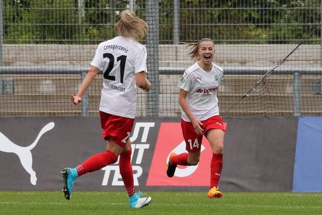 v.li.: Ana-Maria Crnogorcevic (Frankfurt, 21) und Torschützin Jackie Groenen (Frankfurt, 14) jubeln über das Tor zum 2:0, Jubel, Torjubel, Torerfolg, celebrate the goal, goal, celebration, Jubel ueber das Tor, optimistisch, Action, Aktion, Fussball, Allianz Frauen-Bundesliga, 1. FFC Frankfurt - FC Bayern München, xozx