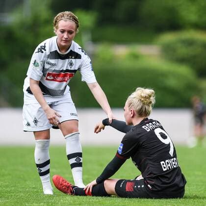 v.li.: Madeline Gier (Borussia Mönchengladbach, 25) versucht die enttäuschte Merle Barth (Bayer 04 Leverkusen, 9) zu trösten, Enttäuschung, Frustration, disappointed, Fussball, Allianz Frauen-Bundesliga, Borussia Mönchengladbach - Bayer Leverkusen, xmhx