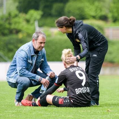 Auch Verena Hagedorn (Trainerin Bayer 04 Leverkusen) versucht Merle Barth (Bayer 04 Leverkusen, 9, am Boden sitzend) zu trösten, Enttäuschung, Frustration, disappointed, Fussball, Allianz Frauen-Bundesliga, Borussia Mönchengladbach - Bayer Leverkusen, xmhx