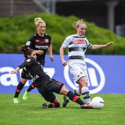 v.li.: Jessica Wich (Bayer 04 Leverkusen, 7) und Julia Koy (Kapitänin Borussia Mönchengladbach, 2) im Zweikampf, Duell, duel, tackle, tackling, Dynamik, Action, Aktion, Fussball, Allianz Frauen-Bundesliga, Borussia Mönchengladbach - Bayer Leverkusen, xmhx