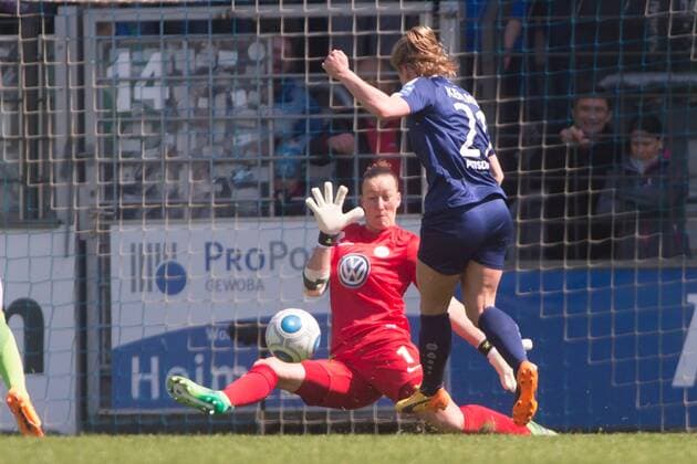 07.05.2017, xfrx, Fussball 1.Bundesliga Damen, Turbine Potsdam - VfL Wolfsburg v.l. Almuth Schult (VfL Wolfsburg),Tabea Kemme (1.FFC Turbine Potsdam) Tor zum 1:1 Potsdam