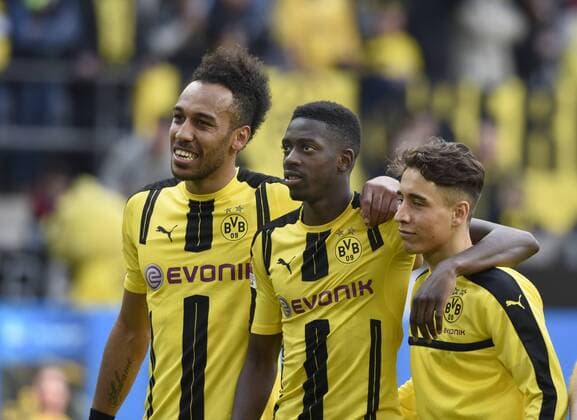 Borussia Dortmund - TSG 1899 Hoffenheim 06.05.2017 von links : Pierre-Emerick Aubameyang (BVB), Ousmane Dembele und Emre Mor nach dem Spiel umarmen sich HM