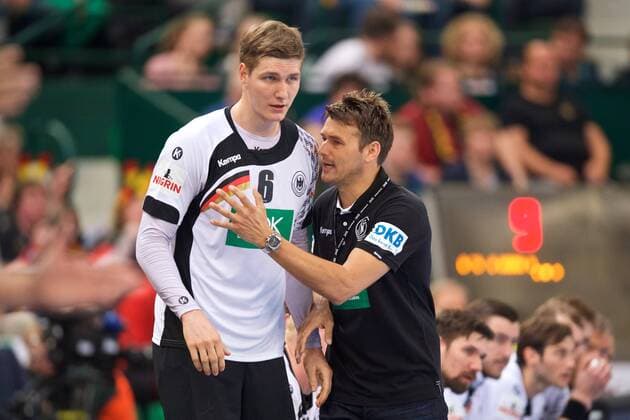 Handball Halle Westf. 06.05.2017 Länderspiel EM Qualifikation Deutschland (GER) - Slowenien (SLO) Christian Prokop (Deutschland, Trainer) Finn Lemke (Deutschland, No.06)
