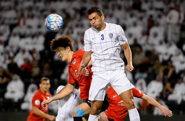 (170509) -- DOHA, May 9, 2017 -- Carlos Eduardo (R) of Al-Hilal vies with Koh Myong Jin of AL Rayyan during the AFC Asian Champions League Group D match between Qatar s AL Rayyan and Saudi Arabia s Al Hilal at Jassim Bin Hamad Stadium in Doha, capital of Qatar, May 8, 2017. Al-Hilal won 4-3. ) (SP)QATAR-DOHA-SOCCER-AFC-CHAMPIONS LEAGUE-MD6-GOURP D Nikku 