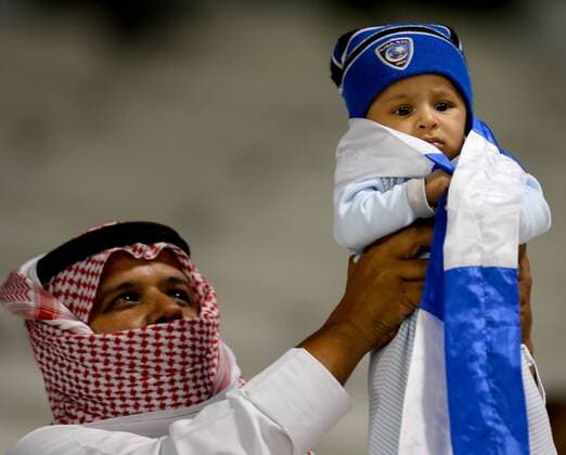 Bilder des Tages - SPORT (170509) -- DOHA, May 9, 2017 -- A fan of Al-Hilal holds a baby to celebrate after the AFC Asian Champions League Group D match between Qatar s AL Rayyan and Saudi Arabia s Al Hilal at Jassim Bin Hamad Stadium in Doha, capital of Qatar, May 8, 2017. Al-Hilal won 4-3. ) (SP)QATAR-DOHA-SOCCER-AFC-CHAMPIONS LEAGUE-MD6-GOURP D Nikku 