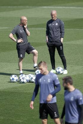 Real Madrid s coach Zinedine Zidane (r) with his second David Bettoni during training session. May 9,2017.  (2017050944)
