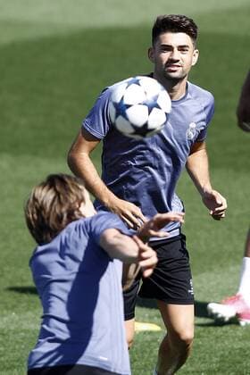 Real Madrid s Luka Modric (l) and Enzo Zidane during training session. May 9,2017.  (2017050908)