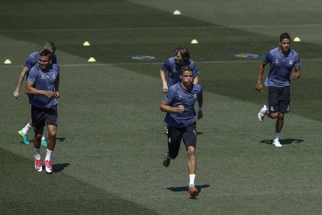 Bilder des Tages - SPORT Real Madrid s Portuguese forward Cristiano Ronaldo (C) attends the team s training session in Madrid, Spain, on 09 May 2017. Real Madrid will face Atletico de Madrid in the Champions League semi finals on 10 May 2017. Real Madrid training session !ACHTUNG: NUR REDAKTIONELLE NUTZUNG!  Copyright: xEmilioxNaranjox 20170509-636299297397733737