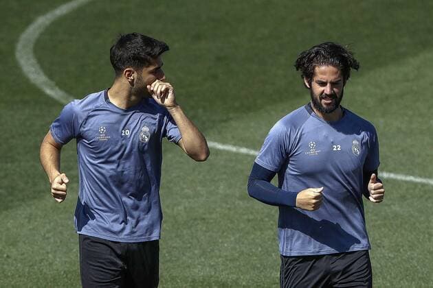 Real Madrid s players Marco Asensio (L) and Isco Alarcon (R) attend the team s training session in Madrid, Spain, on 09 May 2017. Real Madrid will face Atletico de Madrid in the Champions League semi finals on 10 May 2017. Real Madrid training session !ACHTUNG: NUR REDAKTIONELLE NUTZUNG!  Copyright: xEmilioxNaranjox 20170509-636299299893045753