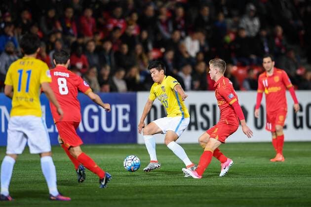 Yang Jiawei of China s Jiangsu Suning FC, center, dribbles against players of Australia s Adelaide United FC in their Group H match during the 2017 AFC Champions League in Adelaide, Australia, 9 May 2017. Local Caption Adelaide United FC competes against Jiangsu Suning at 2017 AFC Champions League  20170509_48618