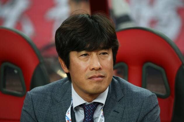 Head coach Seo Jung-won of South Korea s Suwon Samsung Bluewings watches his players competing against China s Guangzhou Evergrande F.C. in a Group G during the 2017 AFC Champions League in Guangzhou city, south China s Guangdong province, 9 May 2017. Local Caption Guangzhou Evergrande competes against Suwon Samsung Bluewings at 2017 AFC Champions League  20170509_31259