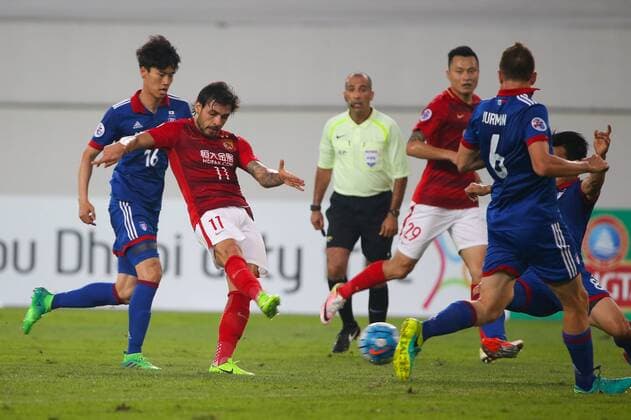 Brazilian football player Ricardo Goulart of China s Guangzhou Evergrande F.C., second left, shoots against South Korea s Suwon Samsung Bluewings in a Group G during the 2017 AFC Champions League in Guangzhou city, south China s Guangdong province, 9 May 2017. Local Caption Guangzhou Evergrande competes against Suwon Samsung Bluewings at 2017 AFC Champions League  20170509_82802