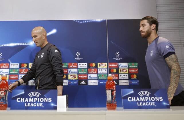 Real Madrid s coach, Zinedine Zidane (L), and player Sergio Ramos (R) arrive to a press conference PK Pressekonferenz after the team s training session in Madrid, Spain, on 09 May 2017. Real Madrid will face Atletico de Madrid in the Champions League semi finals on 10 May 2017. Real Madrid training session !ACHTUNG: NUR REDAKTIONELLE NUTZUNG!  Copyright: xEmilioxNaranjox 20170509-636299363757922300