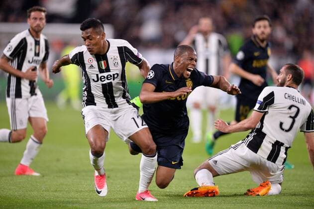 19 DJIBRIL SIDIBE (mon) - 12 Alex Sandro (juv) - FAUTE FOOTBALL : Juventus vs Monaco - Ligue des Champions - 1 2 Finale - 09 05 2017 AnthonyBIBARD FEP Panoramic 