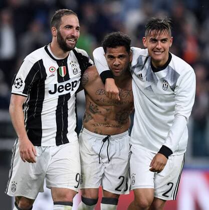 Themen der Woche - SPORT Bilder des Tages - SPORT (170510) -- TURIN, May 10, 2017 -- Gonzalo Higuain(L) of Juventus celebrates with teammates Dani Alves (C) and Paulo Dybala after the UEFA Champions League semifinal second leg match between Juventus and Monaco in Turin, Italy, on May 9, 2017. Juventus won 2-1 and advanced to the final with 4-1 on aggregate. )(wll) (SP)ITALY-TURIN-SOCCER-UCL-JUVENTUS VS MONACO AlbertoxLingria 