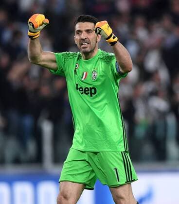 Themen der Woche - SPORT Bilder des Tages - SPORT (170510) -- TURIN, May 10, 2017 -- Goalkeeper Gianluigi Buffon of Juventus celebrates Mario Mandzukic s goal during the UEFA Champions League semifinal second leg match between Juventus and Monaco in Turin, Italy, on May 9, 2017. Juventus won 2-1 and advanced to the final with 4-1 on aggregate. )(wll) (SP)ITALY-TURIN-SOCCER-UCL-JUVENTUS VS MONACO AlbertoxLingria 