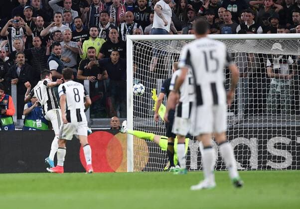Fußball, CL, Juventus Turin - AS Monaco (170510) -- TURIN, May 10, 2017 -- Mario Mandzukic(1st L) of Juventus scores during the UEFA Champions League semifinal second leg match between Juventus and Monaco in Turin, Italy, on May 9, 2017. Juventus won 2-1 and advanced to the final with 4-1 on aggregate. )(wll) (SP)ITALY-TURIN-SOCCER-UCL-JUVENTUS VS MONACO AlbertoxLingria 