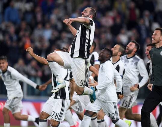 (170510) -- TURIN, May 10, 2017 -- Gonzalo Higuain(C) of Juventus celebrates with teammates after the UEFA Champions League semifinal second leg match between Juventus and Monaco in Turin, Italy, on May 9, 2017. Juventus won 2-1 and advanced to the final with 4-1 on aggregate. )(wll) (SP)ITALY-TURIN-SOCCER-UCL-JUVENTUS VS MONACO AlbertoxLingria 
