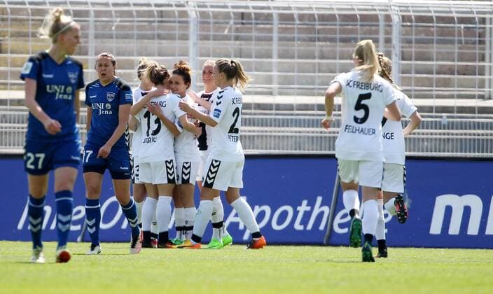 GER, 1.Bundesliga, Frauen, FF USV Jena vs SC Freiburg 10.05.17, Jena, Ernst-Abbe-Sportfeld, GER, Allianz Frauen Bundesliga 1.Bundesliga, Frauen, Saison 2016 2017, 20.Spieltag, FF USV Jena vs SC Freiburg im Bild Torjubel Freiburg nach dem Tor zum 0:1 durch Lina Magull
