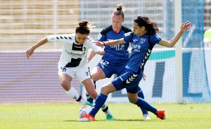 Bilder des Tages - SPORT GER, 1.Bundesliga, Frauen, FF USV Jena vs SC Freiburg 10.05.17, Jena, Ernst-Abbe-Sportfeld, GER, Allianz Frauen Bundesliga 1.Bundesliga, Frauen, Saison 2016 2017, 20.Spieltag, FF USV Jena vs SC Freiburg im Bild Jana Sedlackova und Dolores Isabel Jacome Da Silva (Jena) gegen Lina Magull (Freiburg)
