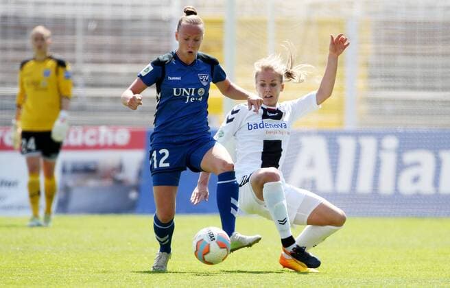 GER, 1.Bundesliga, Frauen, FF USV Jena vs SC Freiburg 10.05.17, Jena, Ernst-Abbe-Sportfeld, GER, Allianz Frauen Bundesliga 1.Bundesliga, Frauen, Saison 2016 2017, 20.Spieltag, FF USV Jena vs SC Freiburg im Bild Jana Sedlackova (Jena) gegen Lena Petermann (Freiburg)