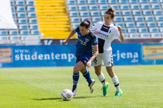 v.li.: Lisa Seiler (FF USV Jena, 17), Lina Magull (SC Freiburg, 16); Zweikampf, Duell, Aktion, action, Fußball, Allianz Frauen-Bundesliga, FF USV Jena - SC Freiburg, xprx