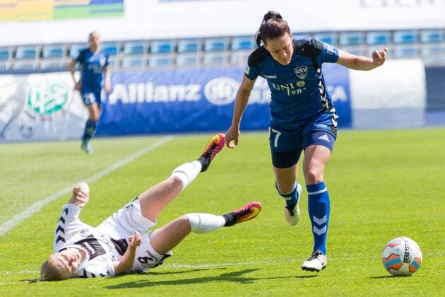 v.li.: Janina Minge (SC Freiburg, 9), Lisa Seiler (FF USV Jena, 17); Zweikampf, Duell, Aktion, action, Fußball, Allianz Frauen-Bundesliga, FF USV Jena - SC Freiburg, xprx