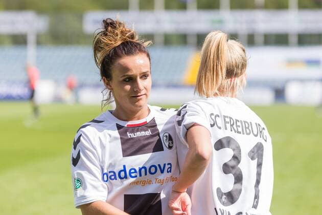 von rechts: Einwechslung von Selina Wagner (SC Freiburg, 31) gegen Lina Magull (SC Freiburg, 16), Fußball, Allianz Frauen-Bundesliga, FF USV Jena - SC Freiburg, xprx