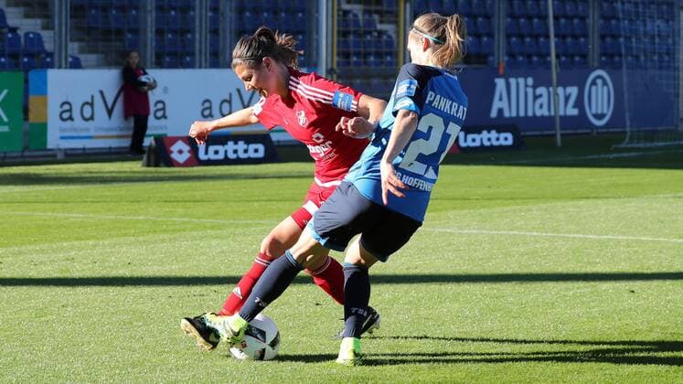 v.li.: Claire Savin (Sand, 17), Leonie Pankratz (TSG, 21), Zweikampf, Duell, duel, tackle, tackling, Dynamik, Action, Aktion, Fussball, Allianz Frauen-Bundesliga, TSG 1899 Hoffenheim - SC Sand, xozx