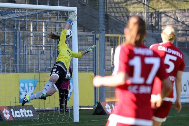 Sabrina Lang (Torwart, Sand, 31) kann den Schuss von Leonie Pankratz (TSG, 21, nicht im Bild) nicht halten, Tor zum 1:0, Fussball, Allianz Frauen-Bundesliga, TSG 1899 Hoffenheim - SC Sand, xozx