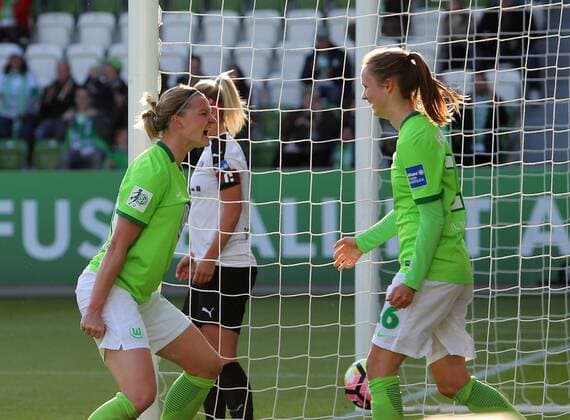 VfL vs Essen, Frauen Wolfsburg, Deutschland. 10.05.2017, FUßBALL - VfL Wolfsburg vs SGS Essen, 1. Allianz Frauen Bundesliga, Saison 2016-17. Bild zeigt: Alexandra Popp (VfL Wolfsburg) jubelt mit Caroline Graham Hansen (VfL Wolfsburg)nach ihrem Tor zum 1:1 Wolfsburg