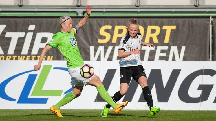 v.li.: Nilla Fischer (VfL Wolfsburg, 4) im Zweikampf, Duell mit Lea Schüller (Lea Schueller, SGS Essen, 24), Fussball, Allianz Frauen-Bundesliga, VfL Wolfsburg - SGS Essen, xobx