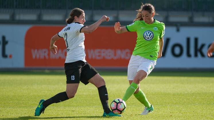 v.li.: Charline Hartmann (SGS Essen, 13) im Zweikampf, Duell mit Sara Björk Gunnarsdottir (Bjoerk, VfL Wolfsburg, 7), Fussball, Allianz Frauen-Bundesliga, VfL Wolfsburg - SGS Essen, xobx