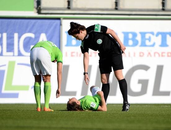 Sara Bjoerk Gunnarsdottir 7 (VfL Wolfsburg) angeschlagen am Boden, Schiedsrichterin Sandra Stolz 10.05.2017 , Deutschland, Wolfsburg, AOK Stadion. Fussball Fußball GER Allianz Frauen-Bundesliga, 19. Spieltag 2016 2017 VfL Wolfsburg - Essen-Schönebeck