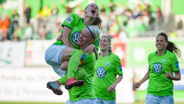 v.li.: Ewa Pajor (VfL Wolfsburg, 17) und Nilla Fischer (VfL Wolfsburg, 4) mit Torjubel, Jubel, Freude über das Tor zum 2:1, Fussball, Allianz Frauen-Bundesliga, VfL Wolfsburg - SGS Essen, xobx