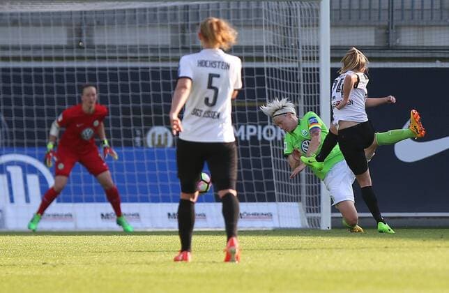 VfL vs Essen, Frauen Wolfsburg, Deutschland. 10.05.2017, FUßBALL - VfL Wolfsburg vs SGS Essen, 1. Allianz Frauen Bundesliga, Saison 2016-17. Bild zeigt: Lea Schüller (SGS Essen) (SGS Essen) schießt Tor zum 0:1, Nilla Fischer (VfL Wolfsburg) Wolfsburg