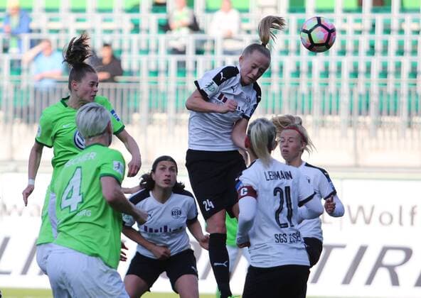 VfL vs Essen, Frauen Wolfsburg, Deutschland. 10.05.2017, FUßBALL - VfL Wolfsburg vs SGS Essen, 1. Allianz Frauen Bundesliga, Saison 2016-17. Bild zeigt: Ewa Pajor (VfL Wolfsburg) schießt Kopfballtor zum 2:1 Wolfsburg