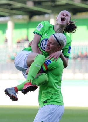 Themen der Woche - SPORT Bilder des Tages - SPORT VfL vs Essen, Frauen Wolfsburg, Deutschland. 10.05.2017, FUßBALL - VfL Wolfsburg vs SGS Essen, 1. Allianz Frauen Bundesliga, Saison 2016-17. Bild zeigt: Ewa Pajor (VfL Wolfsburg) jubelt mit Nilla Fischer (VfL Wolfsburg) nach ihrem Tor zum 2:1 Wolfsburg