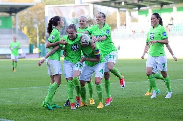 VfL vs Essen, Frauen Wolfsburg, Deutschland. 10.05.2017, FUßBALL - VfL Wolfsburg vs SGS Essen, 1. Allianz Frauen Bundesliga, Saison 2016-17. Bild zeigt: Ewa Pajor (VfL Wolfsburg) jubelt mit der Mannschaft nach ihrem Tor zum 2:1 Wolfsburg