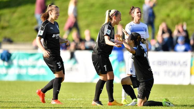 Jubel, Freuen, celebrate, happy, cheer , Goal Celebration 1. FFC Frankfurt Tanja Pawollek (1.FFC Frankfurt) (31) Mandy Islacker (1.FFC Frankfurt) (11) mit Torschützin Yuki Nagasto (1.FFC Frankfurt) (10) zum 0:2, Fussball, Allianz Frauen-Bundesliga, MSV Duisburg - 1.FFC Frankfurt, xmkx