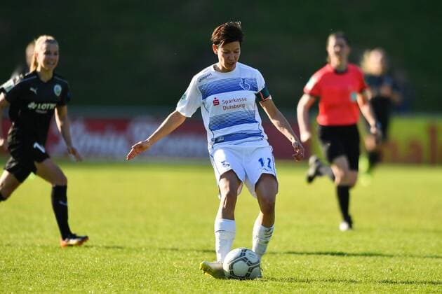 Linda Bresonik (MSV Duisburg) (11) spielt einen Pass , in Aktion, in Action, Fussball, Allianz Frauen-Bundesliga, MSV Duisburg - 1.FFC Frankfurt, xmkx