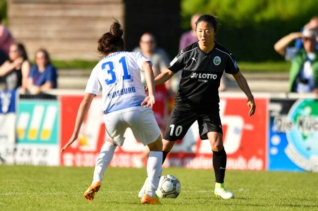 Zweikampf Yuki Nagasto (1.FFC Frankfurt) (10) Marina Himmighofen (MSV Duisburg) (31), Fussball, Allianz Frauen-Bundesliga, MSV Duisburg - 1.FFC Frankfurt, xmkx